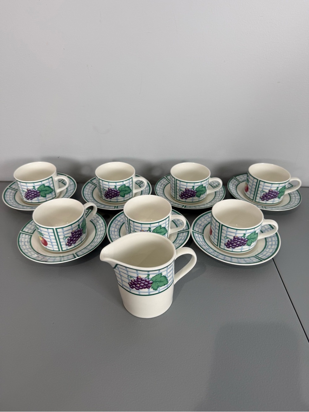 Oneida-7cups/7saucers/
1creamer”GardenGate"1998
Distinction Dinnerware Fruit